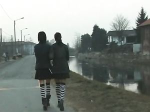 Группа мужиков похищают и насилуют двух юных эмо девочек