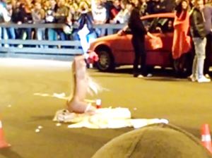 Русская шлюшка раздевается посреди улицы во время драг-рейсинга