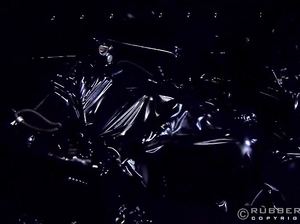 Извращенки в черном латексе резвятся в абсолютно затемненной комнате