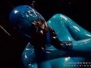 Возбужденная девка в синем латексе страстно мастурбирует пизду