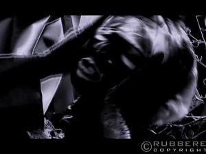 Даме нравится мастурбировать влагалище в латексном костюме на улице