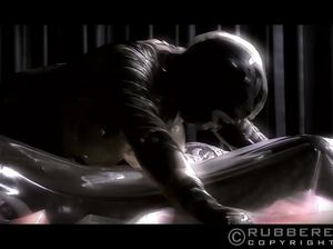 Сисястая лесбиянка в черном латексе сует дилдо подружке в пизду