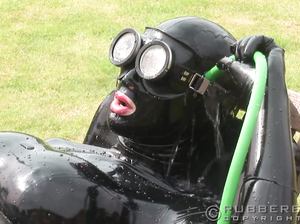 Сисястая девушка в латексном костюме мастурбирует на природе