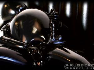 Беременная девка в черном латексе страстно мастурбирует