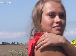 Пришло время разнообразить мастурбацию необычными ласками в поле