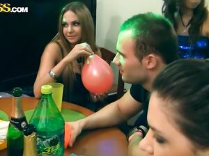 Шлюшек на вечеринке оказалось больше, чем подозревали