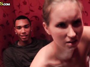 Была скромняжкой, но пикаперы уломали на трах в туалете