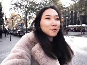 С такой азиаточкой только на камеру и трахаться