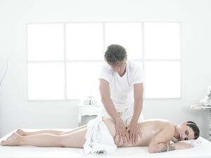 Скользко, приятно и сперма на сисях