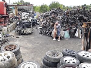 Мусорный ветер, хуй из пизды, плачет природа, ожидая кончи