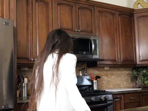 Помыл посуду, можно и письку мачехи отполировать