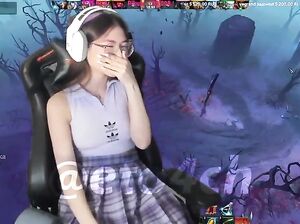 Очередная стримерша показала сиськи и киску на твиче за донаты