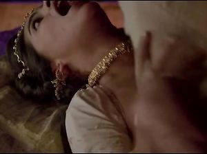 Индийский раджа лишает девственности свою наложницу