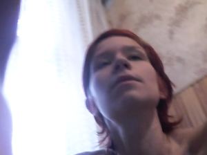 Худая телка снимает на камеру свою мастурбацию