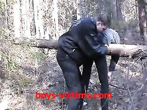 Гомики побили парня и поимели в лесу