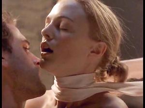 Красивая блондинка Хизер Грэм трахается в фильме Убей меня нежно