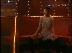 Элизабет Беркли танцует стриптиз в фильме Шоугелз