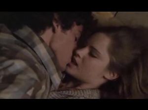 Эротическая сцена с Дженнифер Джейсон Ли из фильма Быстрые перемены в школе Риджмонт-Хай