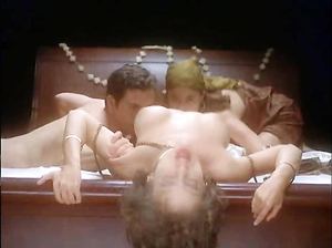 Алисса Милано в постельной сцене из фильма Объятие вампира