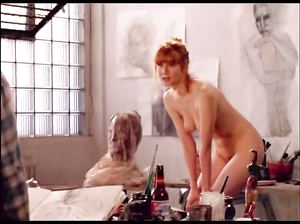 Лора Линни позирует голой в фильме Мейз