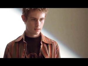 Энн Хэтэуэй соблазняет парня в фильме Крэйзи