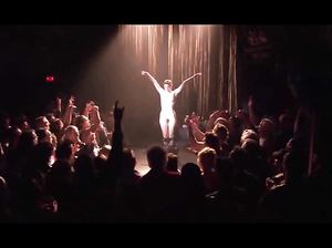 Миа Киршнер танцует стриптиз в фильме Секс в другом городе