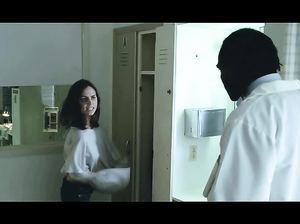 Элайза Душку засветила сисечки в психологическом триллере «Алфавитный убийца»