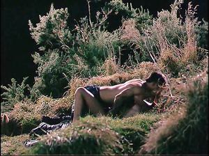 Героиня Эмили Ллойд трахается в лесу в эпизоде из киноленты «Дивный новый мир»