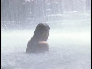 Обнаженная Мила Йовович в эротической сцене из «Возвращение в Голубую лагуну»