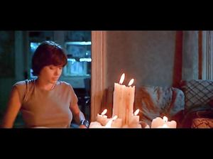 Сочные сиськи Анджелины Джоли в эпизоде из фильма «Ложный огонь»