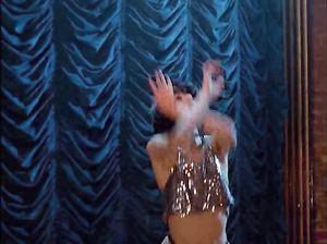 Джоанна Гоинг в роли стриптизерши в криминальном триллере «Шантаж»