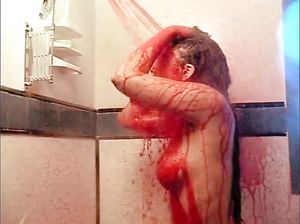 Дрю Бэрримор принимает душ в фильме Доппельгангер