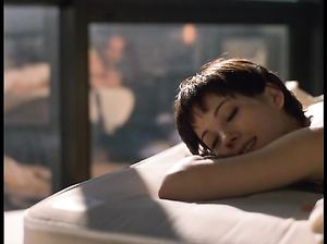 Наташа Грегсон-Вагнер принимает душ в фильме Тихие дни в Голливуде