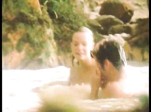 Лора Харрис в эротической сцене из фильма Среда обитания