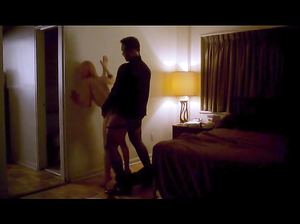 Мужик жестко ебет у стены героиню фильма «Сказочник» в исполнении Сельмы Блэр