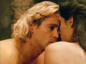 Коллин Фаррелл и Розарио Доусон в интимной сцене киноленты «Александр»