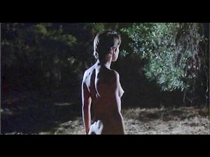 Обнаженная Настасья Кински разгуливает по ночному лесу в фильме «Люди-кошки»