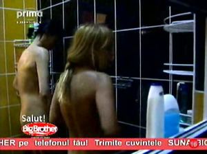 Скрытые камеры проекта типа «За стеклом» снимают голых телочек круглосуточно