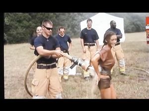 Красотки из реалити-шоу типа «Холостяк» играют в регби в грязи