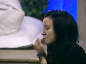 Пьяная брюнетка играет с членом парня, не обращая внимания на камеры