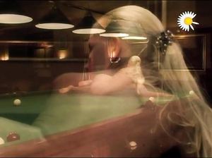 Эротический показ на бильярдном столе от пышногрудой русской блондинки