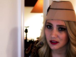 Парень обрабатывает попку блонды, пока та не меняет цвет