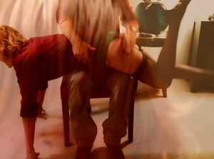 Чувак наклонил шаловливую девку и жестко выпорол по жопе