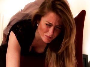 Мужик нещадно хлещет по заднице красивую девку в красных трусиках