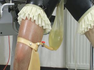 Мастурбация шлюшки в латексе в гинекологии