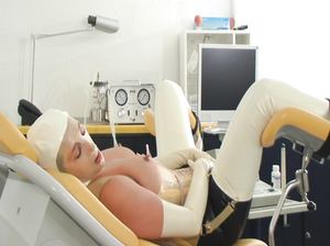 Врач-извращенец играется с попкой шлюхи в латексе