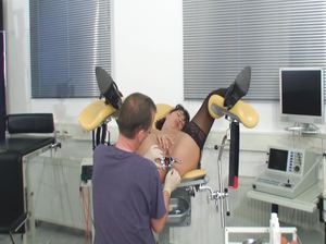 Телка в возрасте тащится от расширителя в очке