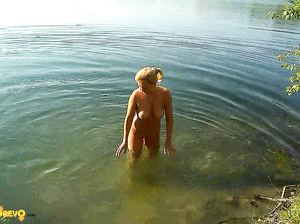 Русская женщина Маша плавает голенькой в озере