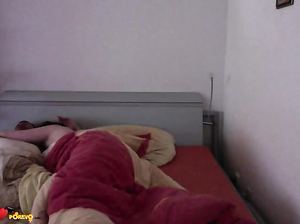 Мужик снимает на скрытую камеру утренний секс с толстой женой