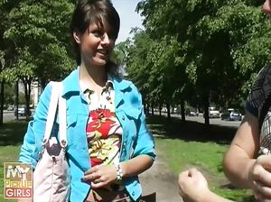 Парни познакомились с серьезной девушкой и трахнули